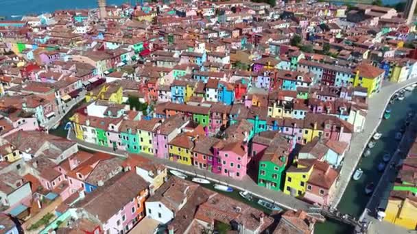 Letecký Pohled Pestrobarevné Domy Ostrově Burano Provincii Benátky Regionu Benátsko — Stock video