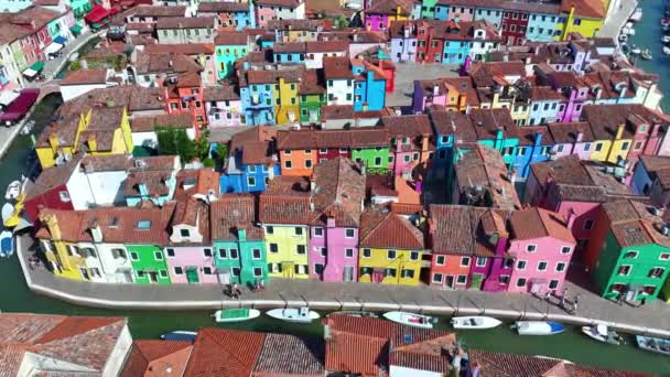 Bunt Bemalte Hausfassaden Einem Sonnigen Sommertag Auf Der Insel Burano — Stockvideo