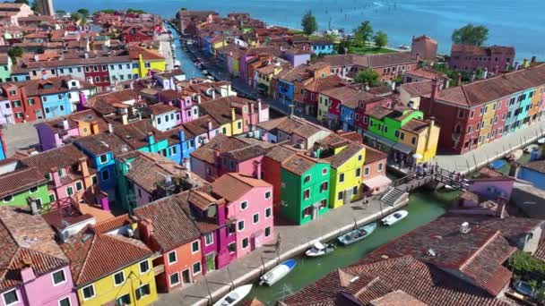ヴェネツィア ヴェネト イタリアの近くの活気のあるファサード 風光明媚な運河や釣りの町の魅力 — ストック動画