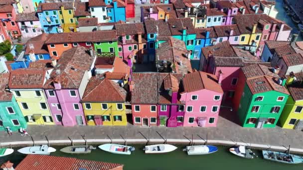 Živé Fasády Burano Malebné Kanály Rybářské Město Kouzlo Blízkosti Benátek — Stock video
