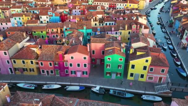 意大利韦尼托地区威尼斯省布拉诺岛上五彩斑斓的房屋的空中景观 — 图库视频影像
