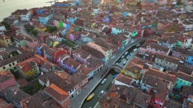 Venedik, Veneto bölgesi, İtalya 'daki Burano Adası' nın renkli evlerinin havadan görünüşü, gün doğumunun altın saati.
