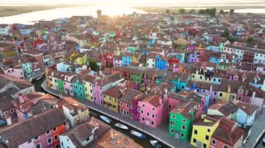 Venedik, Veneto bölgesi, İtalya 'daki Burano Adası' nın renkli evlerinin havadan görünüşü, gün doğumunun altın saati.