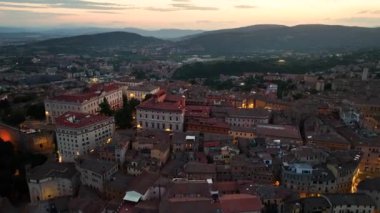 İtalya 'nın Umbria kentinin başkenti İtalya meydanında, Perugia şehrinin gökyüzü manzarası gece çöker.