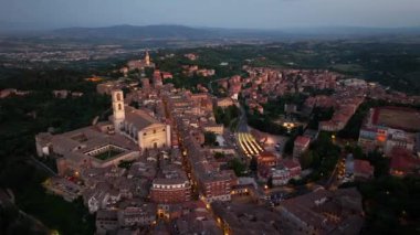 Perugia şehir manzarası, hava manzarası Bazilica di San Domenico ile alacakaranlıkta, Umbria, İtalya 'nın başkenti