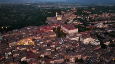 Akşamları Perugia şehrinin hava manzarası yükseliyor, İtalya 'nın Umbria, Toskana' nın başkenti, İtalya 'nın ortaçağ şehri, İtalya' nın turizm beldesi