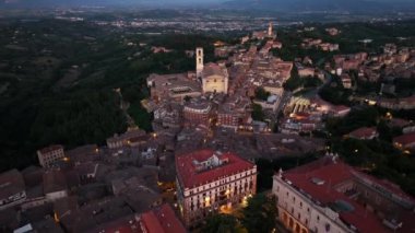 Perugia şehrinin gece gökyüzü görüntüsünü oluşturan Umbria, İtalya 'nın başkenti Basilica di San Domenico,