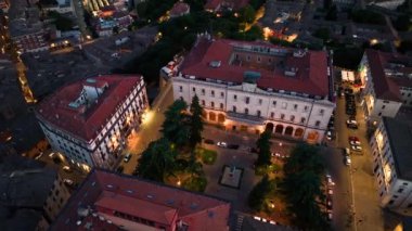 İtalya 'nın Umbria kentinin başkenti İtalya meydanında, Perugia şehrinin gökyüzü manzarası gece çöker.
