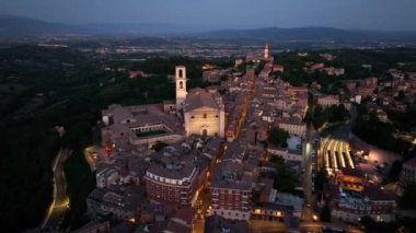 Perugia şehrinin gece gökyüzü görüntüsünü oluşturan Umbria, İtalya 'nın başkenti Basilica di San Domenico,