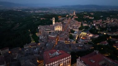 Perugia şehir silueti, geceleyin Basilica di San Domenico odak noktasında, Umbria, İtalya
