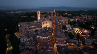 İtalya 'nın ortaçağ şehri Umbria' nın başkenti İtalya 'nın turizm beldesi Perugia şehrinin gökyüzü manzarası gece çöküyor.
