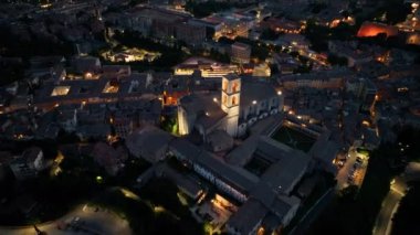 Akşamları Perugia şehrinin hava manzarası yükseliyor, İtalya 'nın Umbria, Toskana' nın başkenti, İtalya 'nın ortaçağ şehri, İtalya' nın turizm beldesi