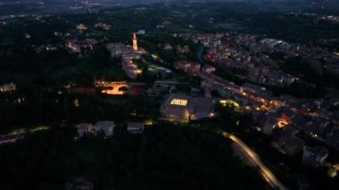 Akşamları Perugia şehrinin gökyüzü manzarası, Basilica di San Pietro, Umbria, İtalya