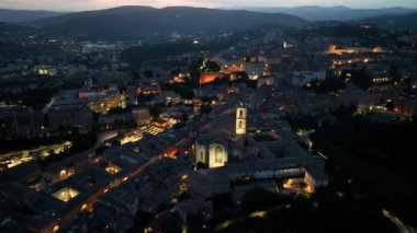 Akşamları Perugia şehrinin hava manzarası yükseliyor, İtalya 'nın Umbria, Toskana' nın başkenti, İtalya 'nın ortaçağ şehri, İtalya' nın turizm beldesi