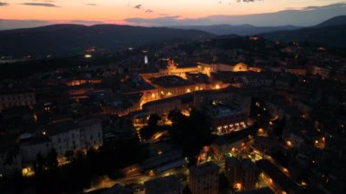 Yukarıdan Perugia tarihi merkezi, Piazza IV Novembre, Fontana Maggiore, Palazzo dei Priori ve San Lorenzo Katedrali, Umbria, İtalya gece manzarası