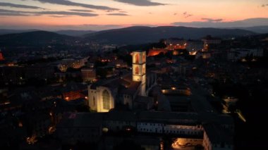 Perugia şehrinin hava manzarası geceleyin yükselişte, Basilica di San Domenico, Umbria, İtalya 'nın başkenti.