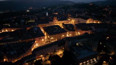 Gece Perugia şehrinin gökyüzü manzarası, ana meydan Piazza IV Novembre, çeşme Fontana Maggiore, Palace Palazzo dei Priori ve San Lorenzo Katedrali, Umbria, İtalya