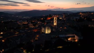 Perugia şehir manzarası, gece Basilica di San Domenico ile hava manzarası, İtalya Umbria 'nın başkenti.