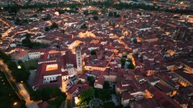 Lucca şehrinin gökyüzü manzarası, San Frediano Bazilikası, ana meydan, Piazza dellAnfiteatro, Toskana, İtalya