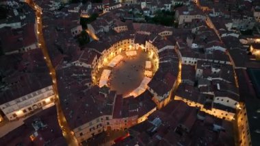 Ana meydanın hava manzarası, Piazza dellAnfiteatro, Lucca, gece, Toskana, İtalya