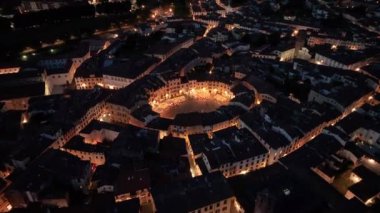 Lucca hava gece görüşü, Piazza dellAnfiteatro ana meydanı, Toskana, İtalya