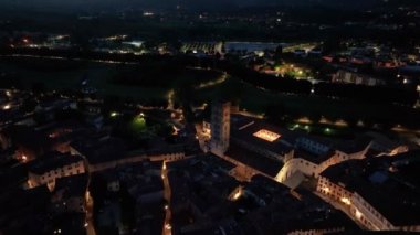 Lucca şehrinin gökyüzü manzarası, San Frediano Bazilikası, Toskana, İtalya