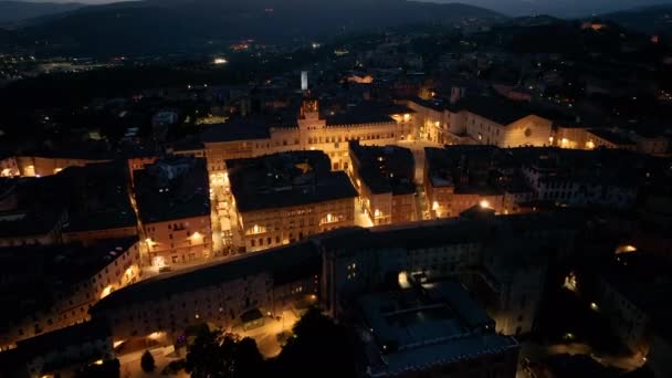 イタリアの夜のウンブリアのペルージャのイタリアの都市の風景的な空撮 — ストック動画