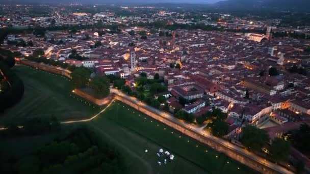 Pôr Sol Tiro Aéreo Lucca Mostrando Suas Paredes Preservadas Marcos — Vídeo de Stock