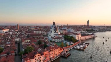 Venedik 'in alacakaranlıktaki hava manzarası, Büyük Kanalların güzelliğini gözler önüne seriyor, Santa Maria della Salute, ve Venedik Gölünün kucakladığı ünlü Saint Marks Meydanı, İtalya