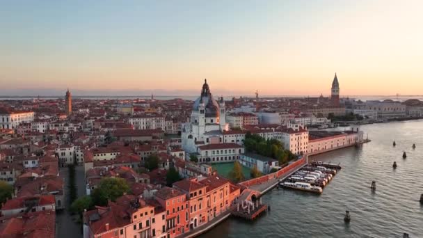 Panorama Aéreo Venecia Crepúsculo Mostrando Belleza Los Grandes Canales Santa — Vídeo de stock