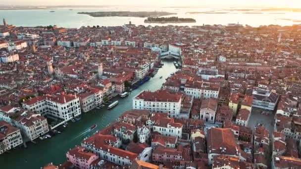 威尼斯上空的日出 意大利威尼斯泻湖大运河上的Rialto桥鸟瞰 — 图库视频影像