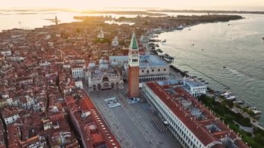 Venedik şehrinin gündoğumunda, St. Marks Meydanı 'nda Doges Palace, Basilica ve Campanile, Venedik Gölü, İtalya