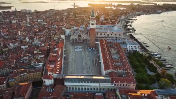 Venedig Stadsbild Uppifrån Gryningen Belyser Marks Doges Palace Basilica Campanile — Stockvideo