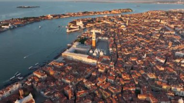 Yukarıdan Venedik, St. Marks Meydanı 'nın ufuk çizgisi manzarası, Doges Sarayı, Basilica, ve Venedik Gölünde Campanile, İtalya, gündoğumu altın saat