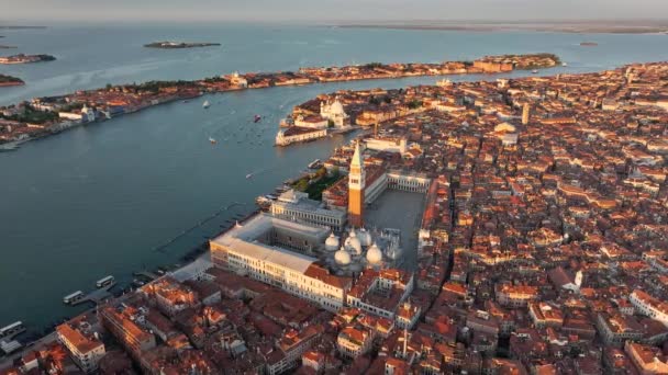 Luftaufnahme Von Venedig Bei Sonnenaufgang Mit Markusplatz Dogenpalast Basilika Campanile — Stockvideo