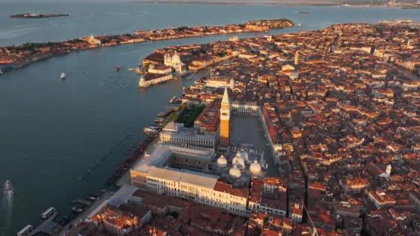 日の出にヴェネツィアの都市スカイラインの空中ビューショットを確立 ドッグスパ バシリカ カンパニール ヴェネツィアラグーン イタリア — ストック動画
