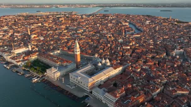 Flygfoto Soluppgång Utsikt Över Den Ikoniska Markusplatsen Venedig Italien Med — Stockvideo