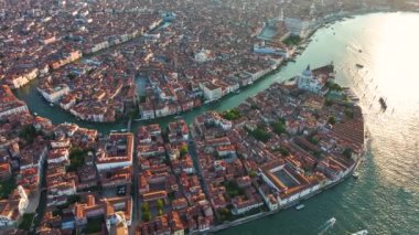 Venedik Büyük Kanalı gündoğumunda, Basilica di Santa Maria della Salute, St. Marks Meydanı, Doges Sarayı, Bazilika, Venedik Gölünde Campanile, İtalya
