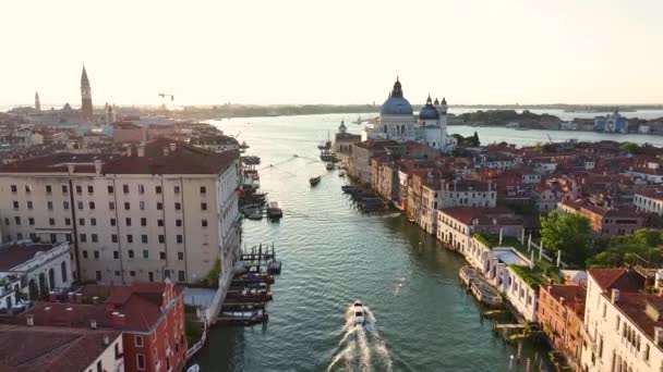 Framåt Flyger Ovanför Canal Grande Venedig Vid Soluppgången Fånga Basilikan — Stockvideo