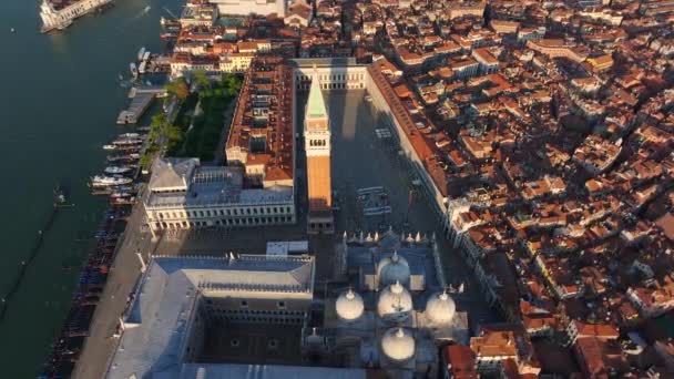Flygfoto Soluppgång Utsikt Över Den Ikoniska Markusplatsen Venedig Italien Med — Stockvideo