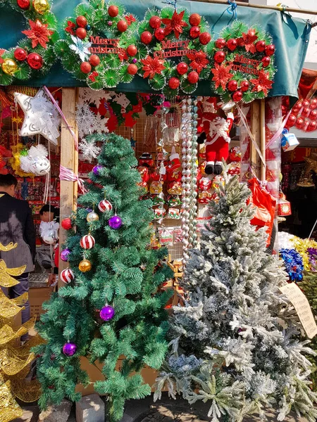 Χριστουγεννιάτικη Διακόσμηση Πώληση Στην Αγορά Του Δρόμου Προθήκη Των Δέντρων — Φωτογραφία Αρχείου