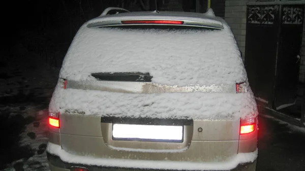 Arabada Don Beyaz Karla Kaplı Otomobil Son Derece Soğuk Kış — Stok fotoğraf