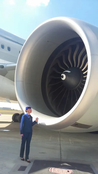 Stewardessa Stewardesa Niebieskim Mundurze Stojąca Obok Turbiny Lotniczej Lotnisku Przemysł — Zdjęcie stockowe