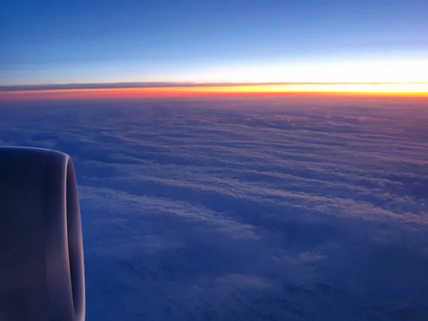 하늘에서의 구름을 가로지르는 수평선 터빈을 비행기 창문을 보이는 휴가나 사업을 — 스톡 사진