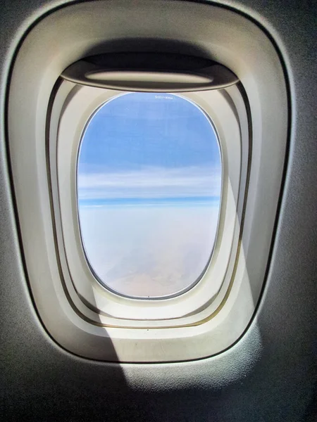 Światło Promień Słońca Przez Okno Samolotu Widok Okna Samolotu Błękitne — Zdjęcie stockowe