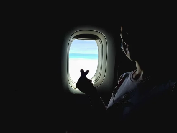 Креативная Фотография Темных Тонах Женщина Смотрит Окно Самолета Летит Самолете — стоковое фото