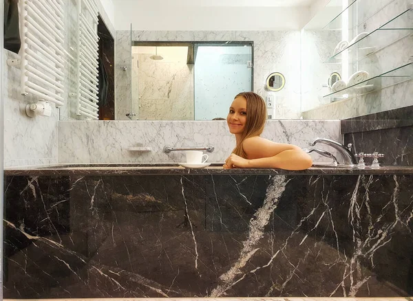 Genç Güzel Bir Kadın Siyah Mermer Banyoda Oturuyor Otelin Içinde — Stok fotoğraf