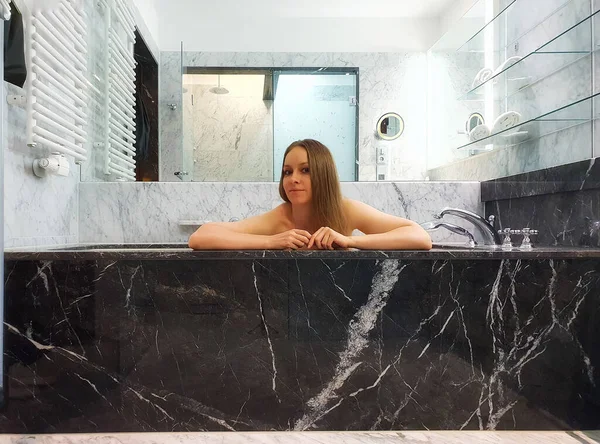 Młoda Piękna Kobieta Siedzi Czarnej Kąpieli Marmuru Luksusowe Wnętrze Hotelu — Zdjęcie stockowe