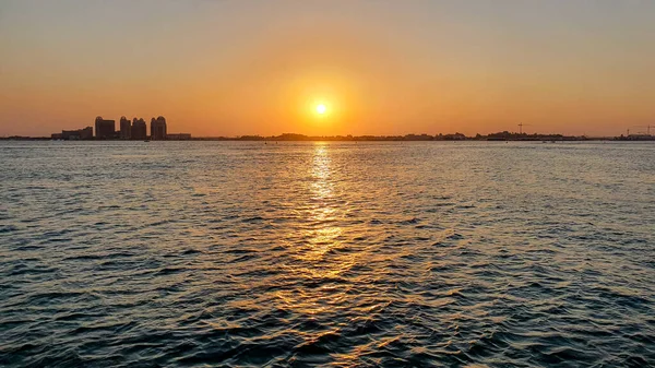 Vacker Solnedgång Över Havet Stadslinjen Doha Qatar Gulfregionen — Stockfoto