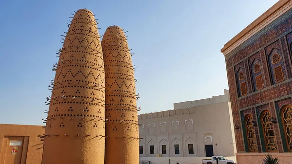 Katar 'ın Doha şehrindeki güzel doğu binaları. Eski kasaba. Katara güvercin kuleleri, Arap Ortadoğu mimarisi, seyahat ve turizm